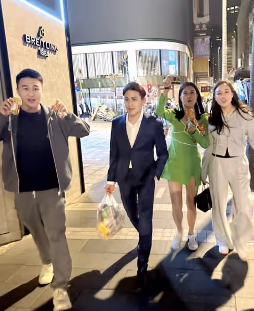 賭王兒女出席富豪婚禮，何超欣何猷君穿運動服顯隨意，外甥女露面