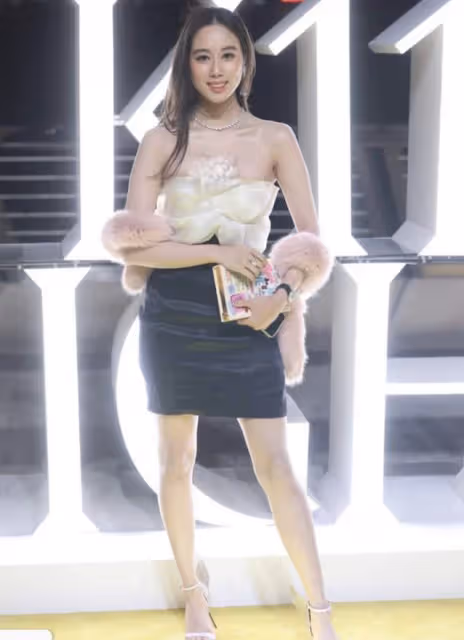 賭王兒女出席富豪婚禮，何超欣何猷君穿運動服顯隨意，外甥女露面