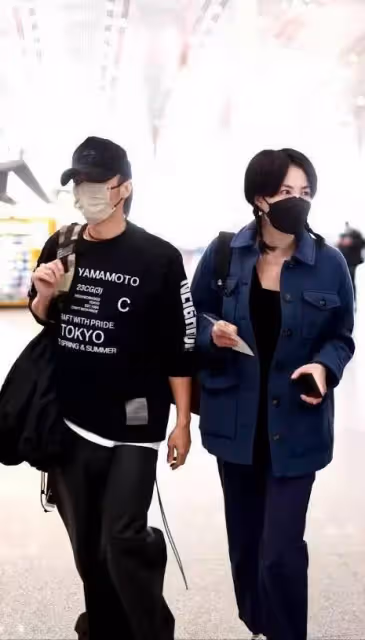 謝霆鋒王菲在機艙再被偶遇,疑坐經濟艙無懼被拍,男方呈現望妻眼