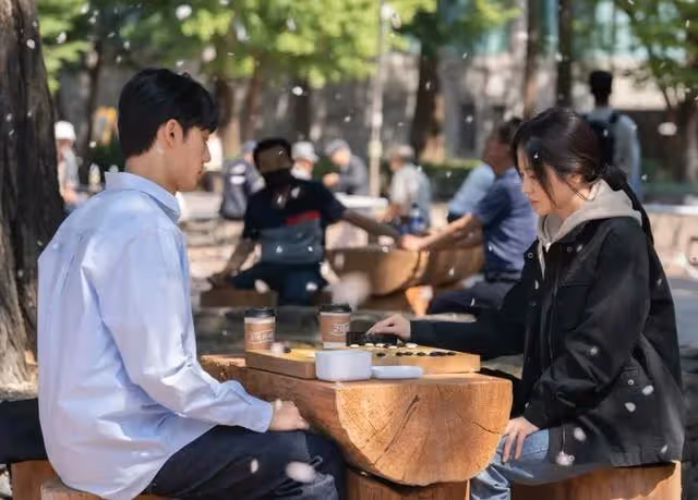 《黑暗榮耀2》大尺度鏡頭惹爭議，兩次特寫女配空姐身材