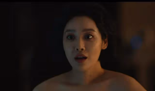 《黑暗榮耀2》大尺度鏡頭惹爭議，兩次特寫女配空姐身材