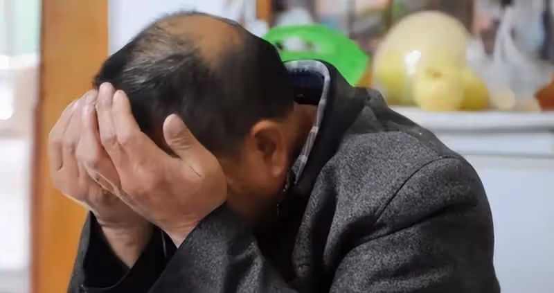 「背母上學」感動全國的劉霆，十年後成最美變性人，選美比賽奪魁