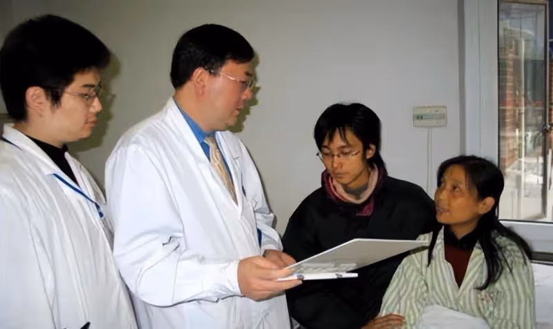 「背母上學」感動全國的劉霆，十年後成最美變性人，選美比賽奪魁