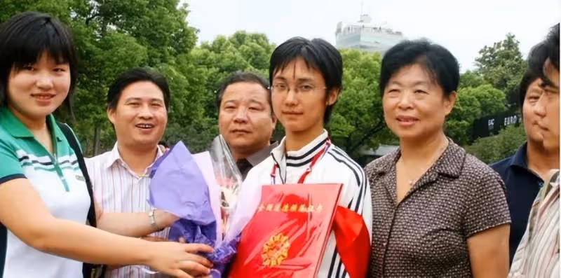 「背母上學」感動全國的劉霆，十年後成最美變性人，選美比賽奪魁
