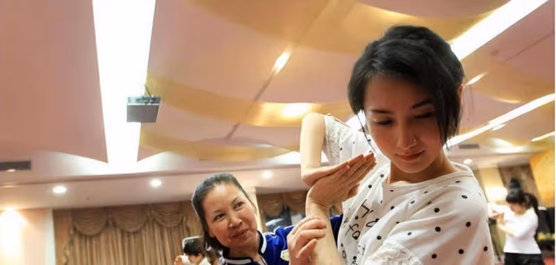 「背母上學」感動全國的劉霆，十年後成最美變性人，選美比賽奪魁