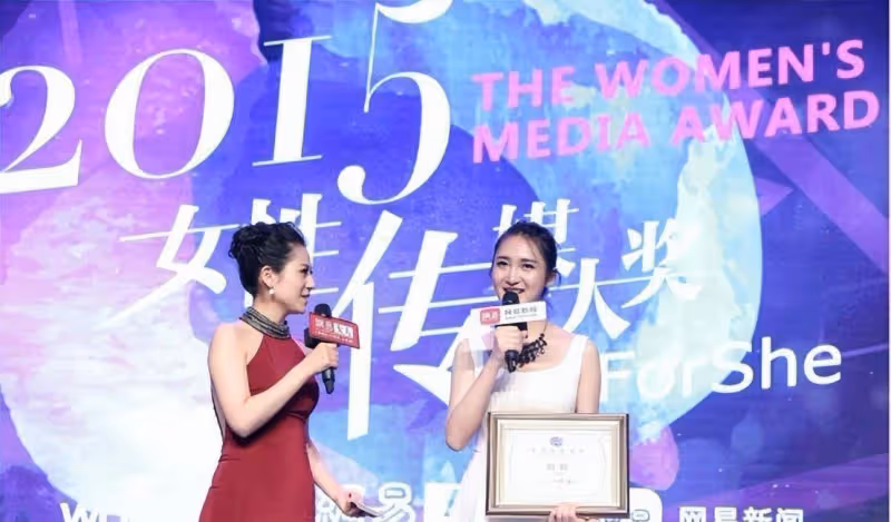 「背母上學」感動全國的劉霆，十年後成最美變性人，選美比賽奪魁