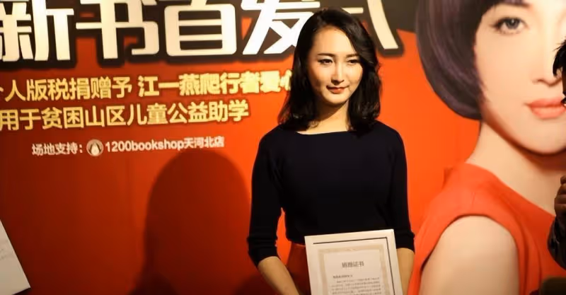 「背母上學」感動全國的劉霆，十年後成最美變性人，選美比賽奪魁