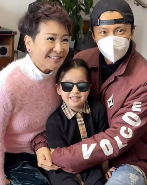 謝霆鋒妹妹謝婷婷的神秘男友出現？疑是白髮老外很顯老