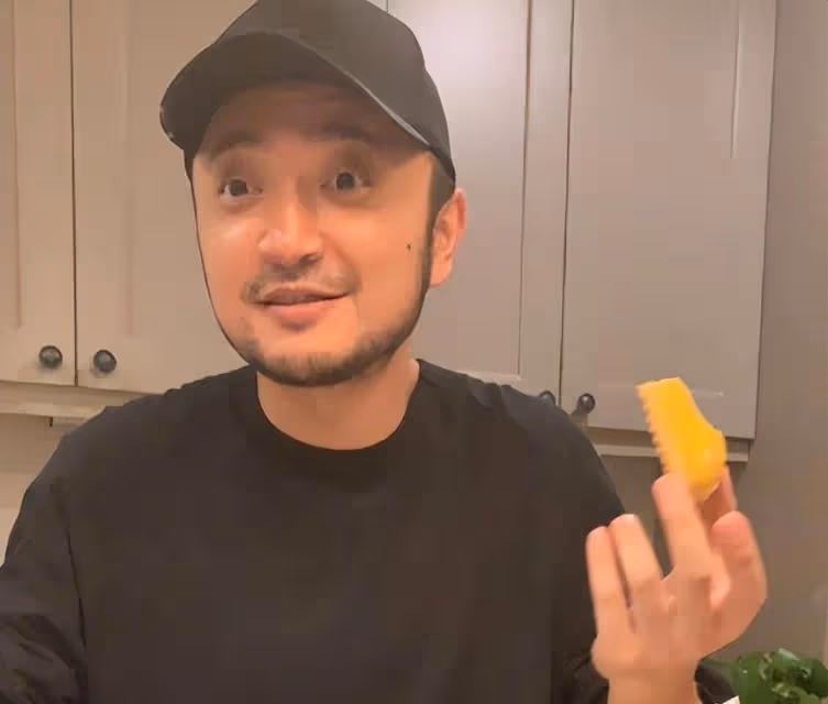 第二春?曝尼格買提與美女挽手,大步流星心情好,曾結婚9年沒娃