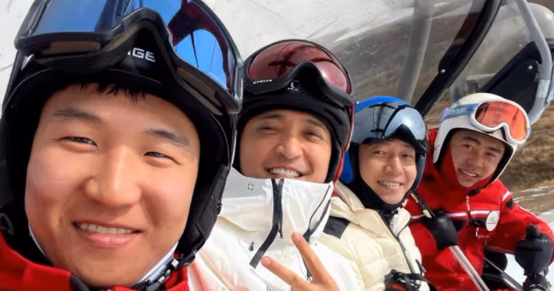 第二春?曝尼格買提與美女挽手,大步流星心情好,曾結婚9年沒娃