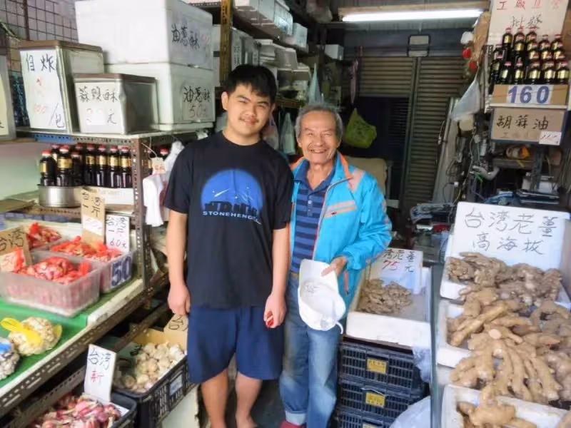 本要送養,阿公不捨帶在身邊!孝孫「13歲擺攤」報答養育恩 ,婉拒救助「要靠雙手打拚」三餐溫飽就夠了!