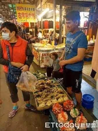 本要送養,阿公不捨帶在身邊!孝孫「13歲擺攤」報答養育恩 ,婉拒救助「要靠雙手打拚」三餐溫飽就夠了!