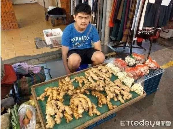 本要送養,阿公不捨帶在身邊!孝孫「13歲擺攤」報答養育恩 ,婉拒救助「要靠雙手打拚」三餐溫飽就夠了!
