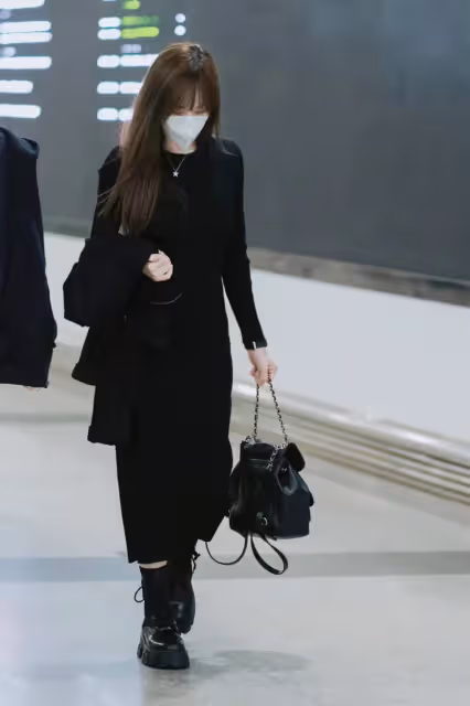 40歲王心凌現身機場,黑色針織長裙配馬丁靴,又酷又美氣場強!