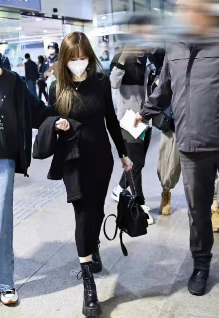 40歲王心凌現身機場,黑色針織長裙配馬丁靴,又酷又美氣場強!