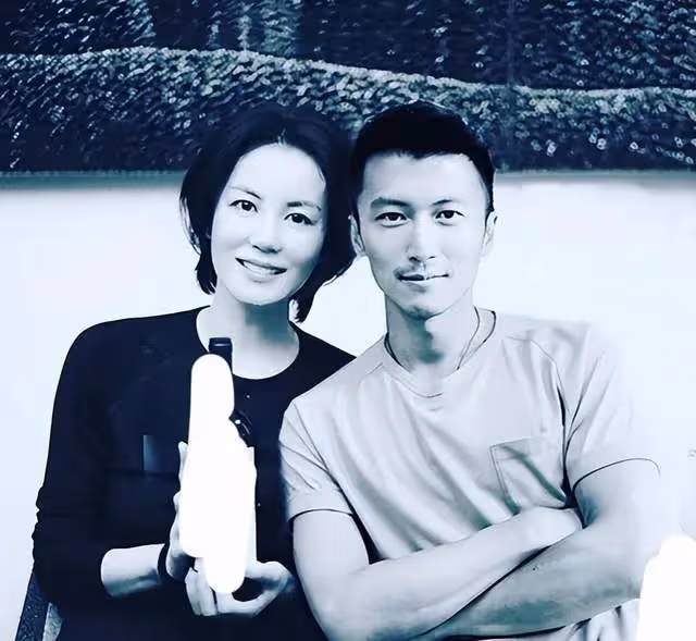王菲謝霆鋒坐經濟艙內景照曝光,陪男友回香港,王菲做甜蜜小跟班