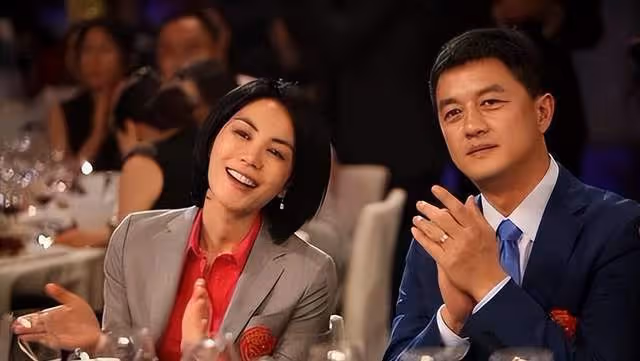 王菲謝霆鋒坐經濟艙內景照曝光,陪男友回香港,王菲做甜蜜小跟班