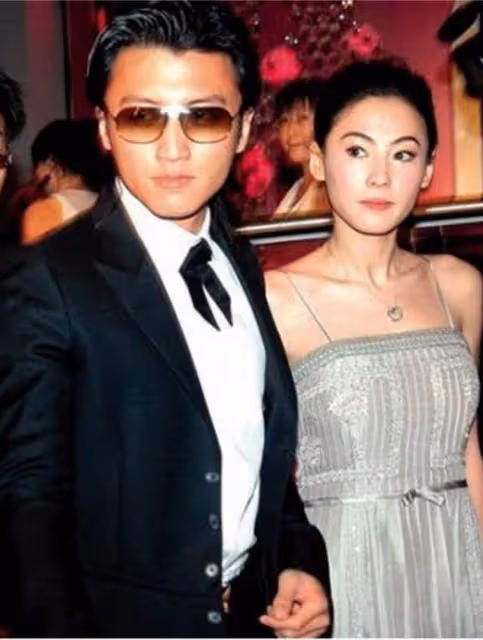 王菲謝霆鋒坐經濟艙內景照曝光,陪男友回香港,王菲做甜蜜小跟班