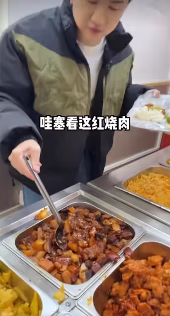 知名主持人張大大東北旅遊,花15元吃自助餐,40個菜隨便吃太開心