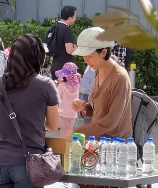 知名港星移民紐西蘭被偶遇，光顧路邊攤接地氣，背大書包打扮樸素