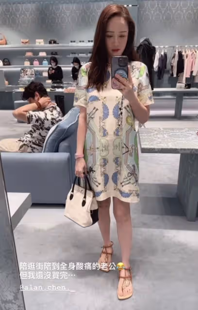 懷孕了?陳喬恩穿平底鞋和老公逛街,肚子隆起明顯,穿得像孕婦裝