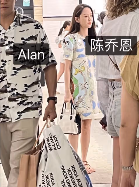 懷孕了?陳喬恩穿平底鞋和老公逛街,肚子隆起明顯,穿得像孕婦裝