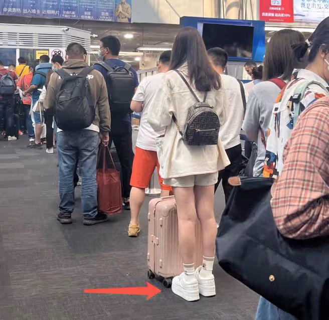 懷孕了?陳喬恩穿平底鞋和老公逛街,肚子隆起明顯,穿得像孕婦裝