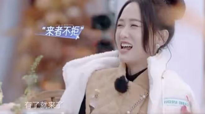 懷孕了?陳喬恩穿平底鞋和老公逛街,肚子隆起明顯,穿得像孕婦裝