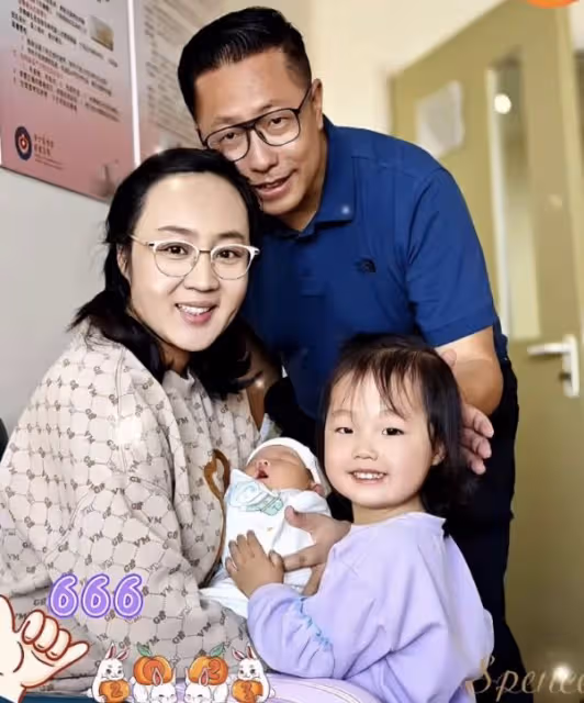 李陽喜得愛子後曬一家四口全家福,新婚妻子疑為二婚且帶了個女兒