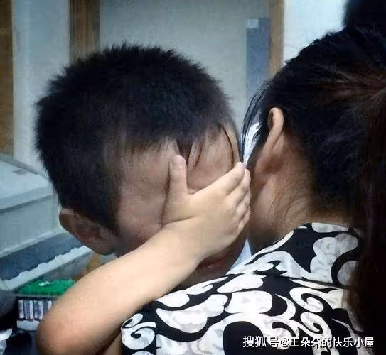 丈夫去世後我再婚,半夜見兒子房裡有燈光,推開門後我愣了:心如刀割