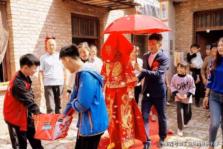 丈夫去世後我再婚,半夜見兒子房裡有燈光,推開門後我愣了:心如刀割
