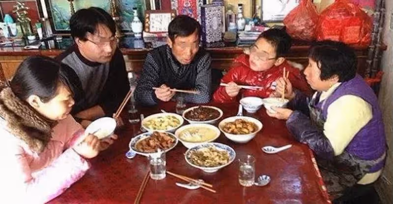 母親走後，傻兒子無人照顧，大姐推脫不管，二姐含淚領回家後笑了!