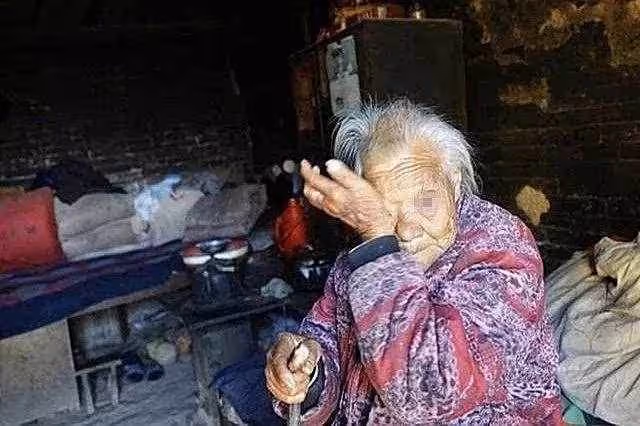 母親走後,傻兒子無人照顧,大姐推脫不管,二姐含淚領回家後笑了!