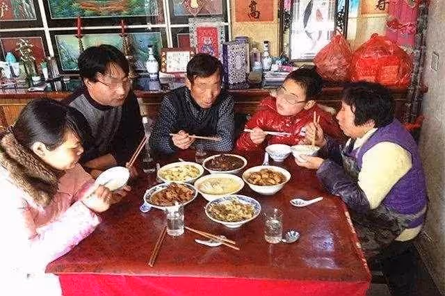 母親走後，傻兒子無人照顧，大姐推脫不管，二姐含淚領回家後笑了!