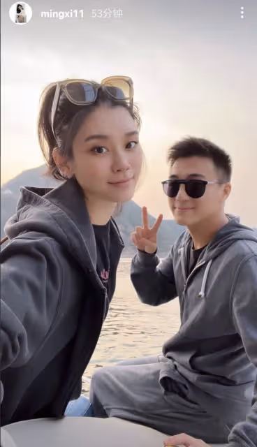 奚夢瑤久違秀恩愛,曬與何猷君坐快艇看日落,兩人穿情侶裝好甜蜜