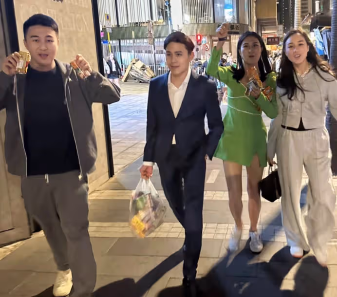 奚夢瑤久違秀恩愛,曬與何猷君坐快艇看日落,兩人穿情侶裝好甜蜜
