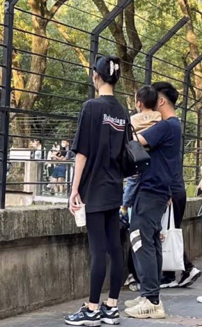 奚夢瑤久違秀恩愛,曬與何猷君坐快艇看日落,兩人穿情侶裝好甜蜜