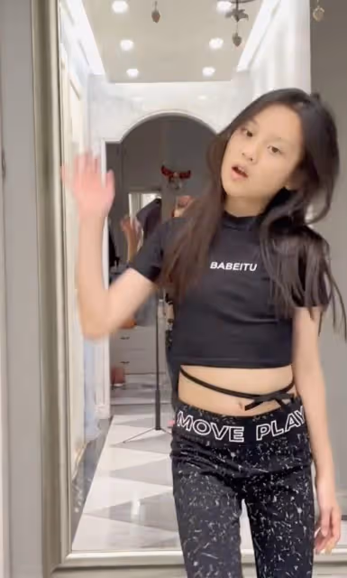 李小璐曬女兒熱舞,10歲甜馨穿露臍裝舞姿嫵媚,網友直呼不合適