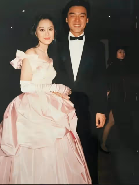 章小蕙曬素顏視頻,59歲皮膚依舊細嫩,難怪曾被2位富豪猛追