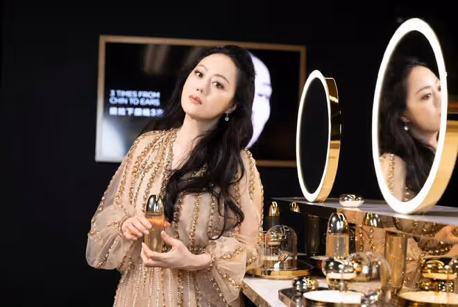 章小蕙曬素顏視頻,59歲皮膚依舊細嫩,難怪曾被2位富豪猛追