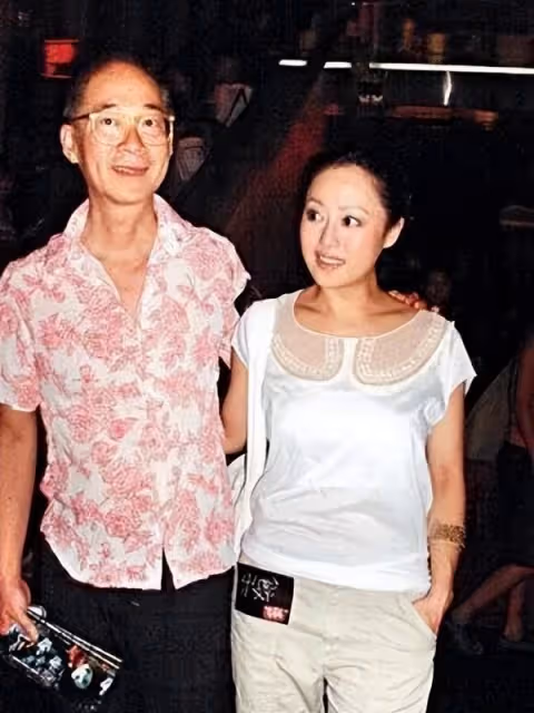 章小蕙曬素顏視頻,59歲皮膚依舊細嫩,難怪曾被2位富豪猛追