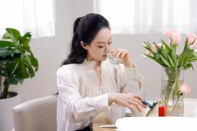 章小蕙曬素顏視頻,59歲皮膚依舊細嫩,難怪曾被2位富豪猛追