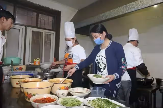 老闆娘每天給「老奶奶與小女孩」免費煮麵吃，孰不知小女孩卻是她的親生女兒！