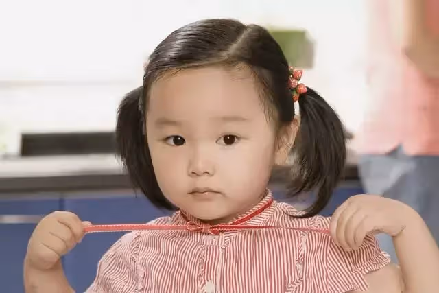 老闆娘每天給「老奶奶與小女孩」免費煮麵吃，孰不知小女孩卻是她的親生女兒！