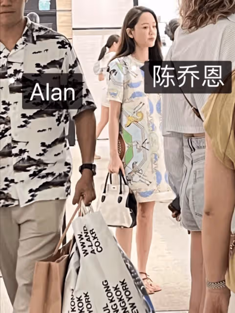 陳喬恩曼谷掃貨被偶遇，小腹凸起孕味濃，小9歲老公累到腰酸背痛