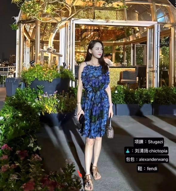 陳喬恩曼谷掃貨被偶遇，小腹凸起孕味濃，小9歲老公累到腰酸背痛