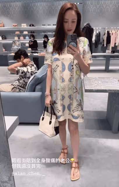 陳喬恩曼谷掃貨被偶遇，小腹凸起孕味濃，小9歲老公累到腰酸背痛