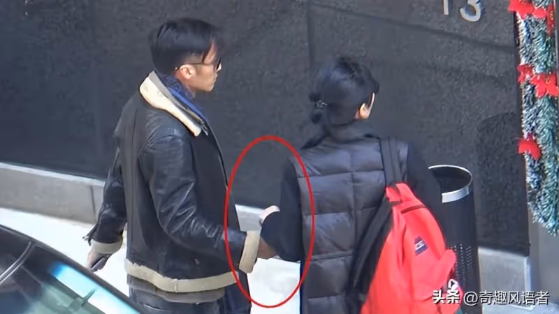 王菲謝霆鋒同坐經濟艙,機場甜蜜牽手回港同居5天