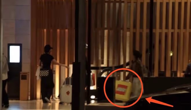看望女兒小糯米?楊冪和父母現身香港被偶遇,全家帶玩具入住酒店