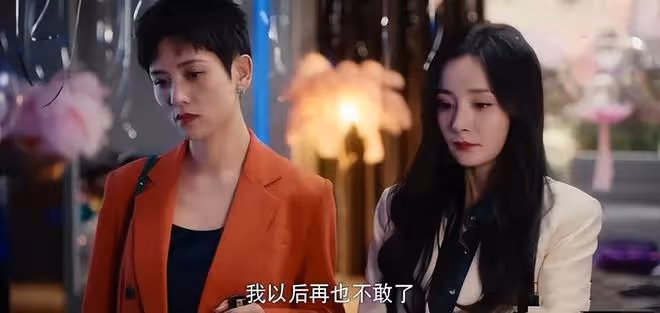看望女兒小糯米?楊冪和父母現身香港被偶遇,全家帶玩具入住酒店